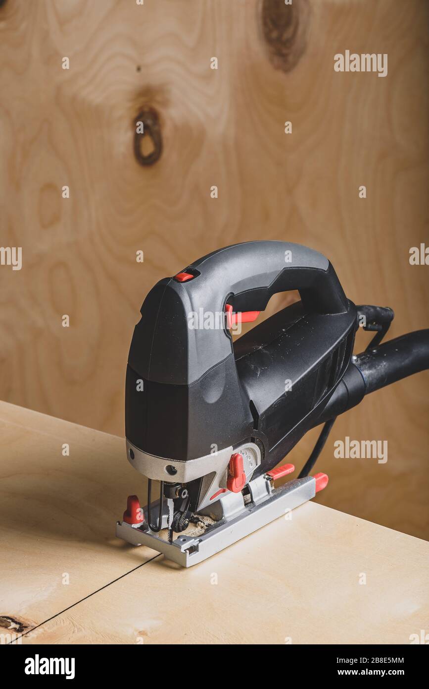 Jig saw cutting plywood Stock Photo Alamy