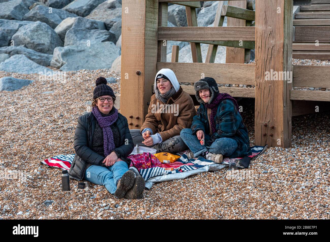 Family picnic beach hi-res stock photography and images - Alamy