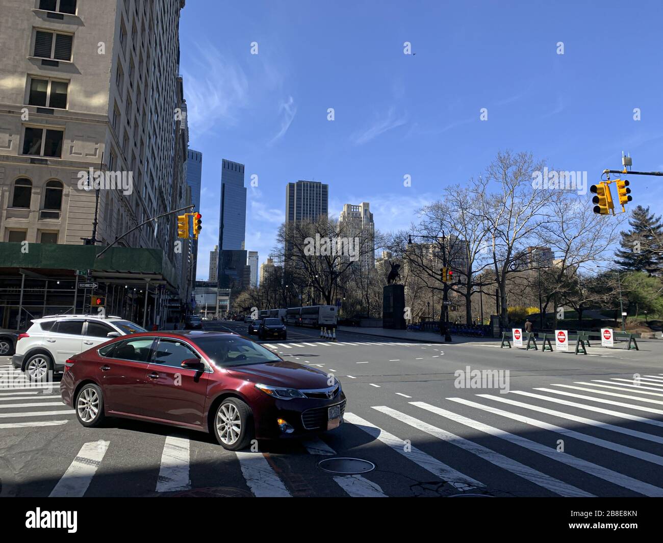 International, New York, USA. 21st Mar, 2020. (NEW) Some stores are closed in New York amid Coronavirus. March 21, 2020, New York, USA :Some stores are closed and the streets are empty because of the Coronavirus decree in New York this Saturday (21). Credit:Niyi Fote/Thenews2 Credit: Niyi Fote/TheNEWS2/ZUMA Wire/Alamy Live News Stock Photo