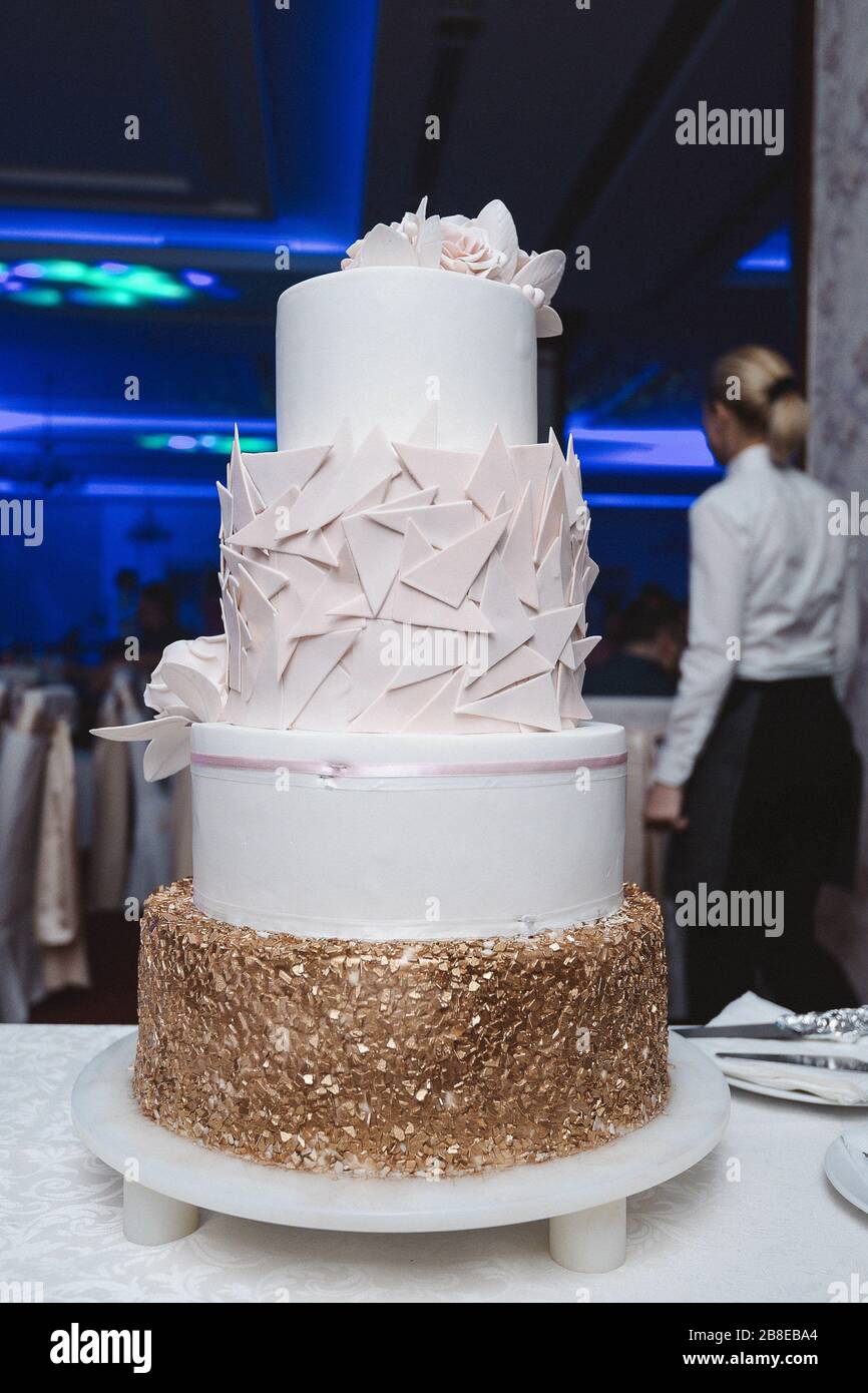 Top 13 Most Beautiful Huge & Big Wedding Cakes