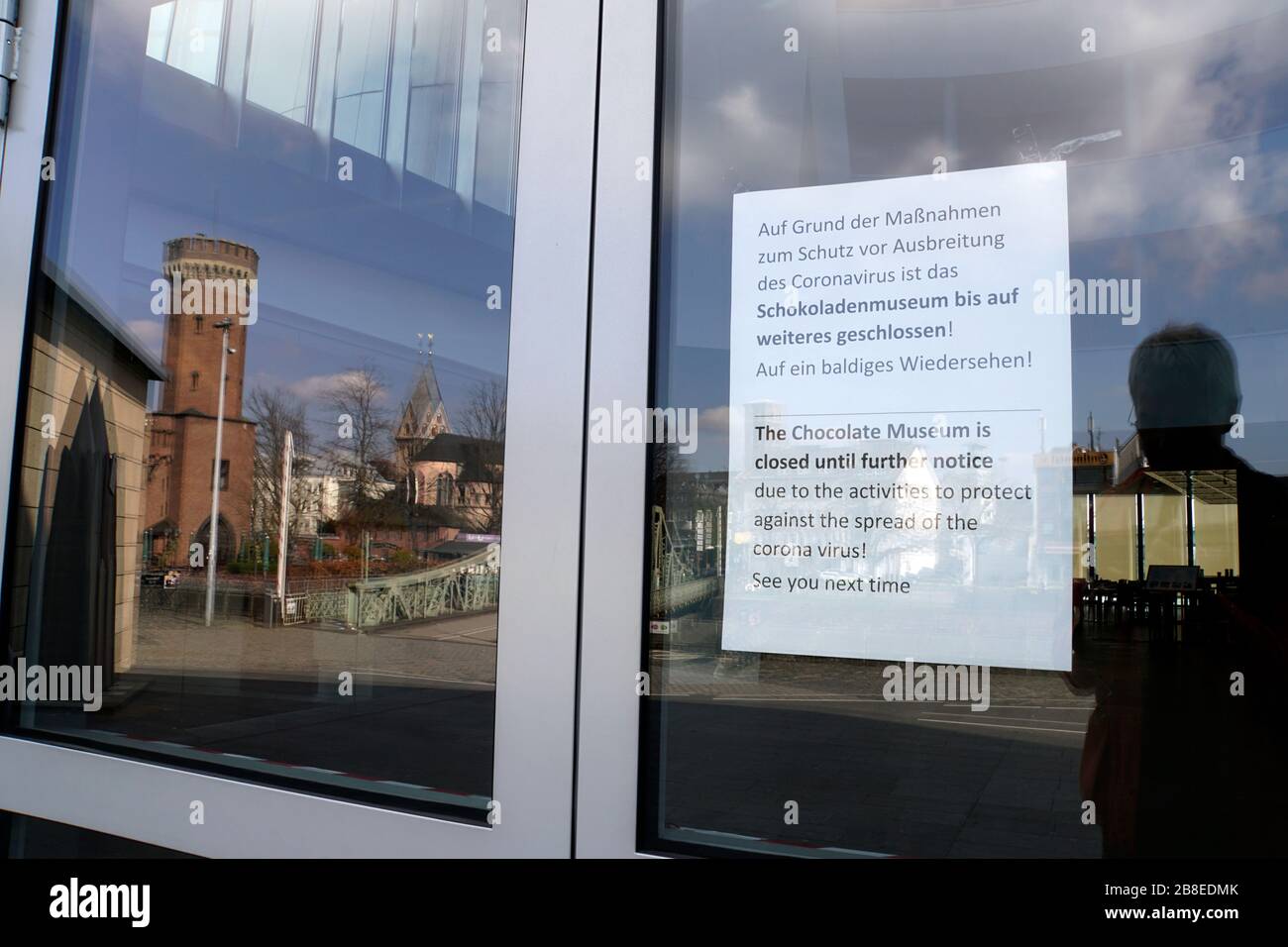 Information über die Schließung des Schokoladenmuseums auf unbestimmte Zeit - Corona-Pandemie legt das Stadtleben lahm, Köln, Nordrhein-Westfalen, Deu Stock Photo