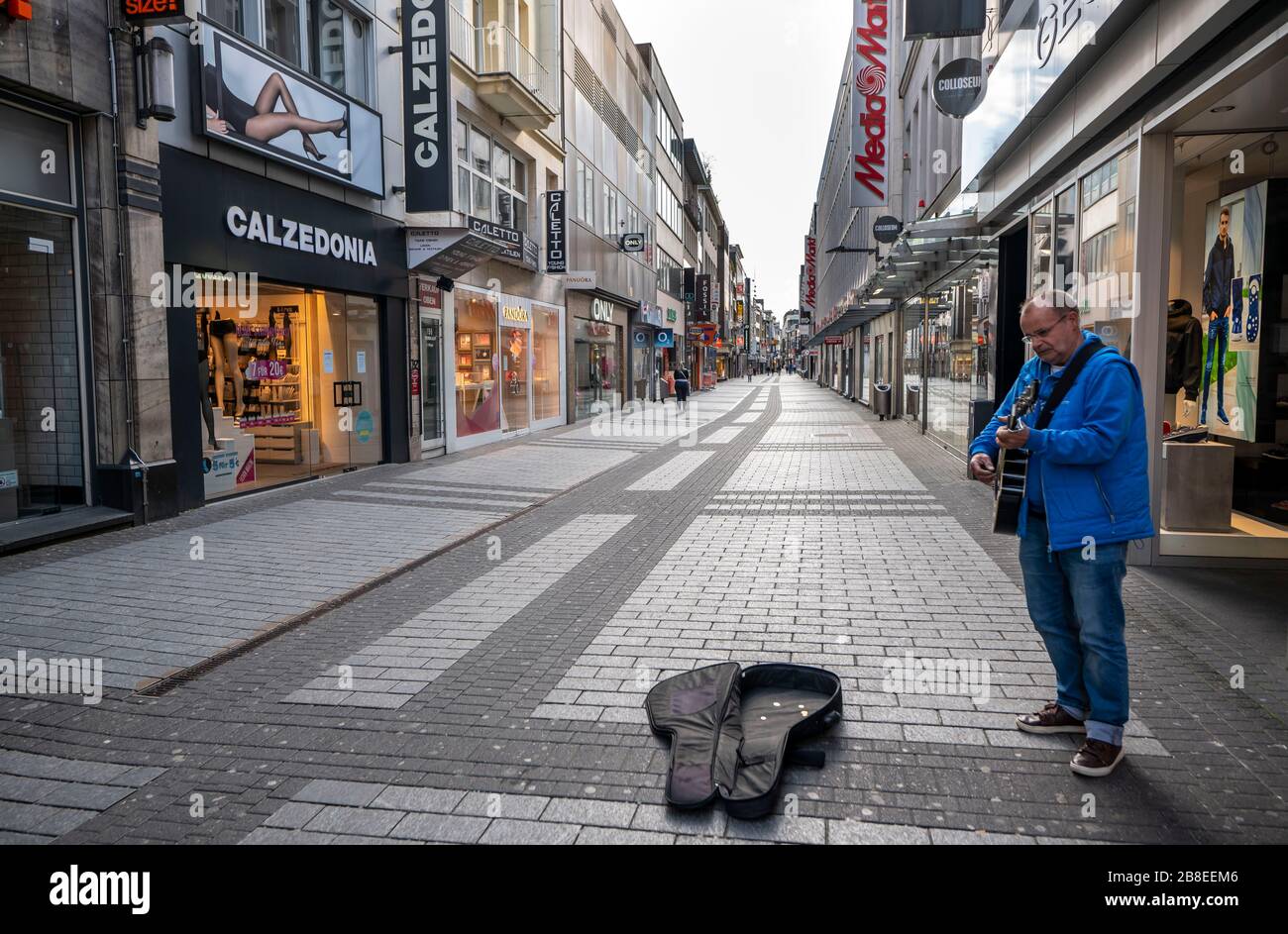 Effects of the coronavirus crisis, empty shopping street, lonely street musician, around 1400 on Saturday, normally thousands of people go shopping he Stock Photo