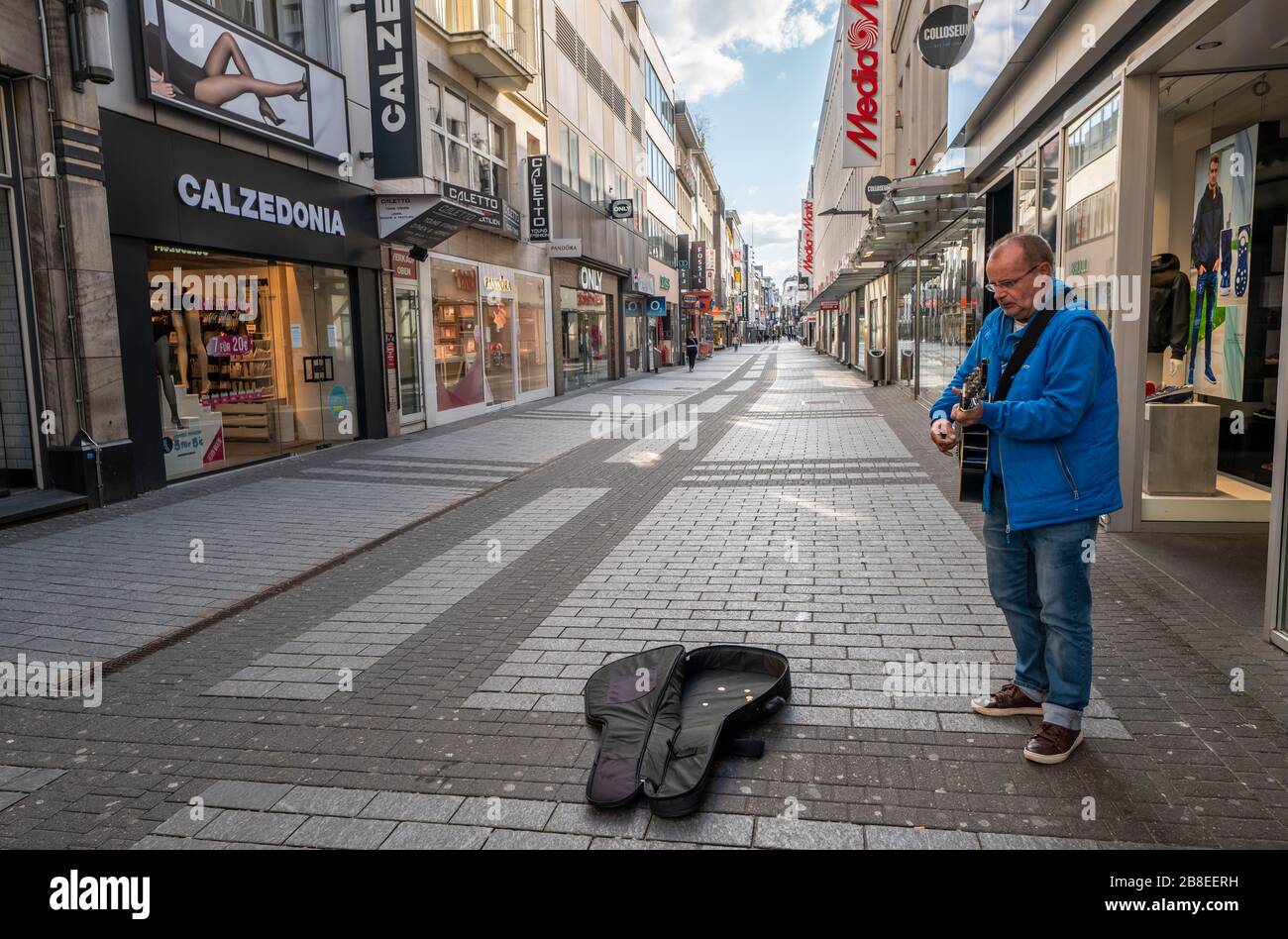 Effects of the coronavirus crisis, empty shopping street, lonely street musician, around 1400 on Saturday, normally thousands of people go shopping he Stock Photo