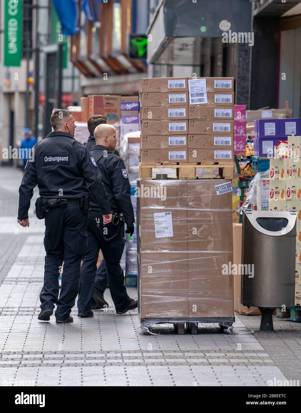 Effects of the coronavirus crisis, empty shopping street, patrol from the public order office, around 1400 hours on Saturday, normally thousands of pe Stock Photo