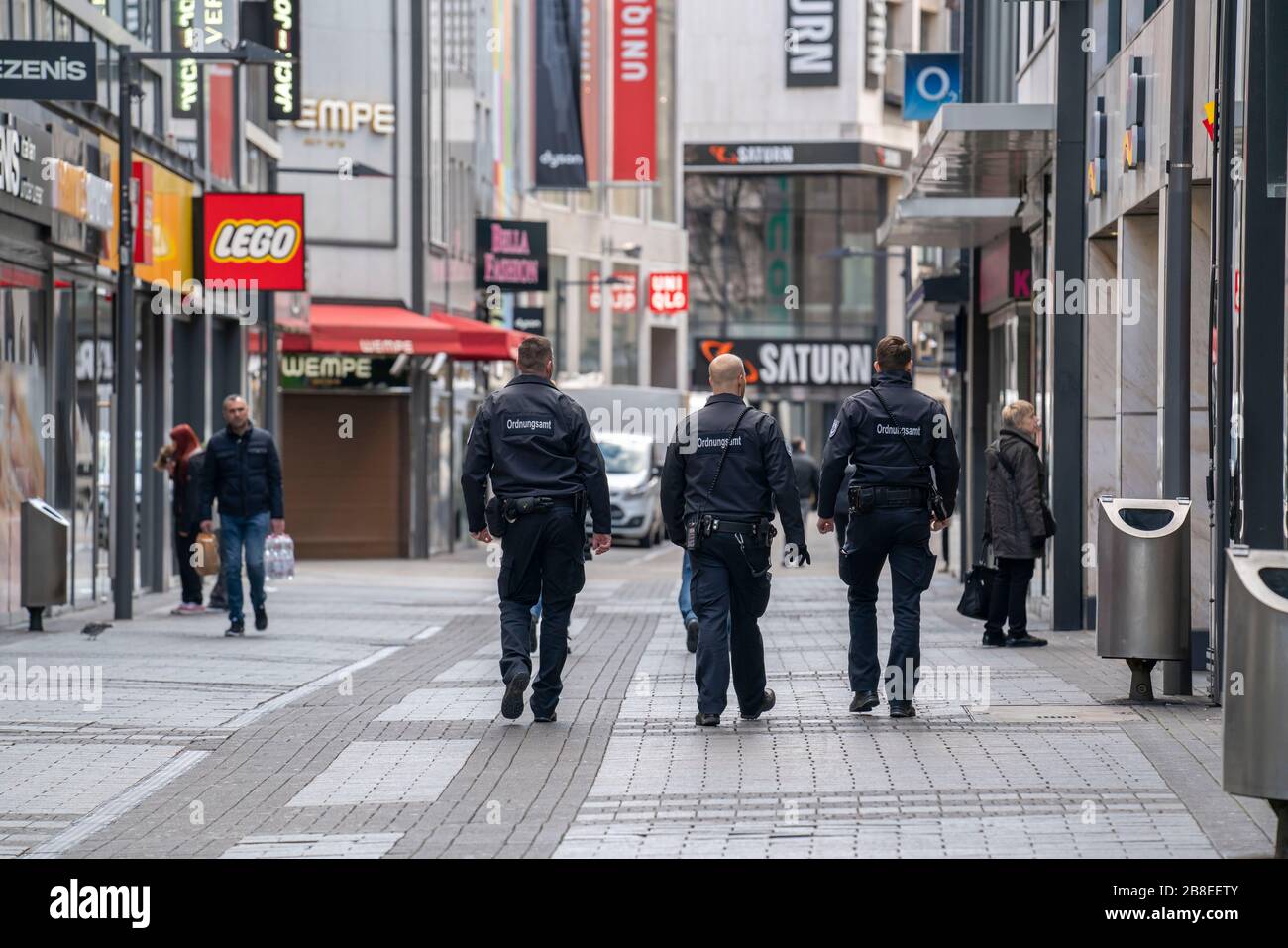 Auswirkungen der Coronavirus Krise, leere Einkaufsstrasse, Streife vom Ordnungsamt, gegen 1400 Uhr am Samstag, normalerweise gehen hier tausende Mensc Stock Photo