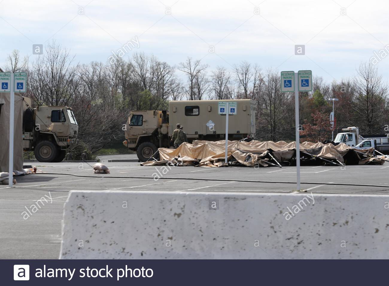 Landover Md Members Of The National Guard Set Up Tents In The