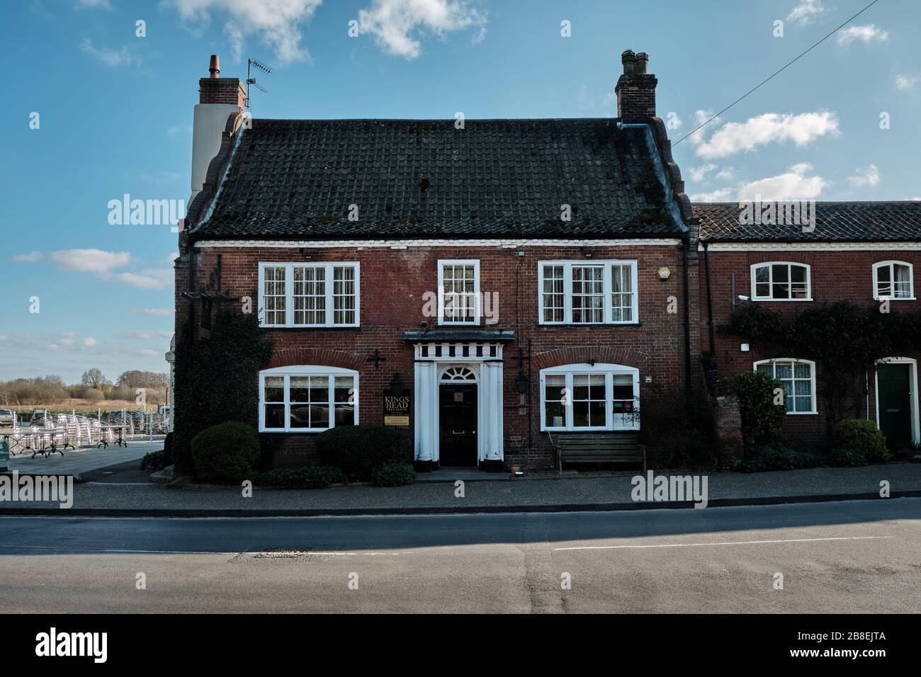 View of Kings Head Public House, Coltishall, Norfolk from the road. Stock Photo