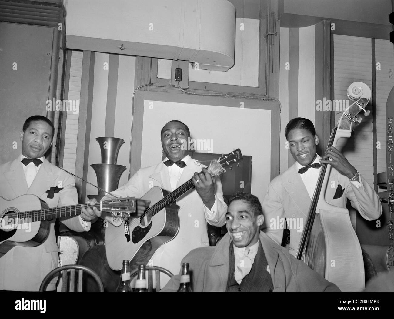Musicians performing at Tavern, Chicago, Illinois, USA, Russell Lee for U.S. Farm Security Administration, April 1941 Stock Photo