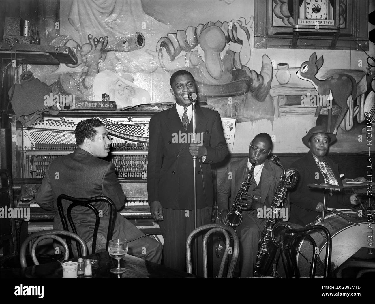 Musicians performing at Tavern, Chicago, Illinois, USA, Russell Lee for U.S. Farm Security Administration, April 1941 Stock Photo