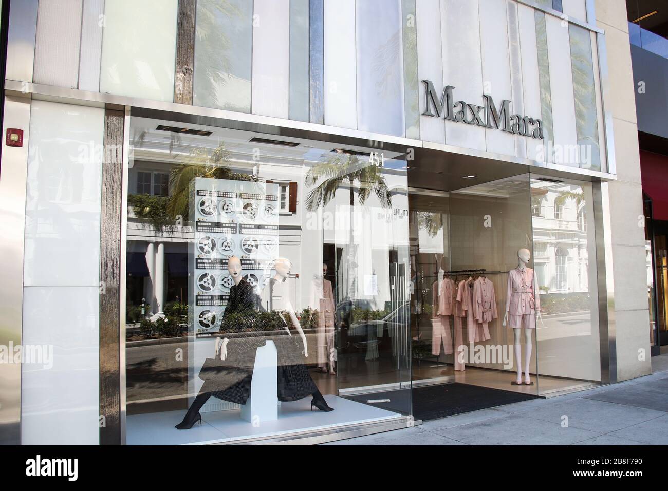 BEVERLY HILLS, LOS ANGELES, CALIFORNIA, USA - MARCH 21: MaxMara Beverly Hills Rodeo Drive store, temporarily closed due to the coronavirus, two days after the 'Safer at Home' order issued by both Los Angeles Mayor Eric Garcetti at the county level and California Governor Gavin Newsom at the state level on Thursday, March 19, 2020 which will stay in effect until at least April 19, 2020 amid the Coronavirus COVID-19 pandemic, March 21, 2020 in Beverly Hills, Los Angeles, California, United States. (Photo by Xavier Collin/Image Press Agency) Stock Photo