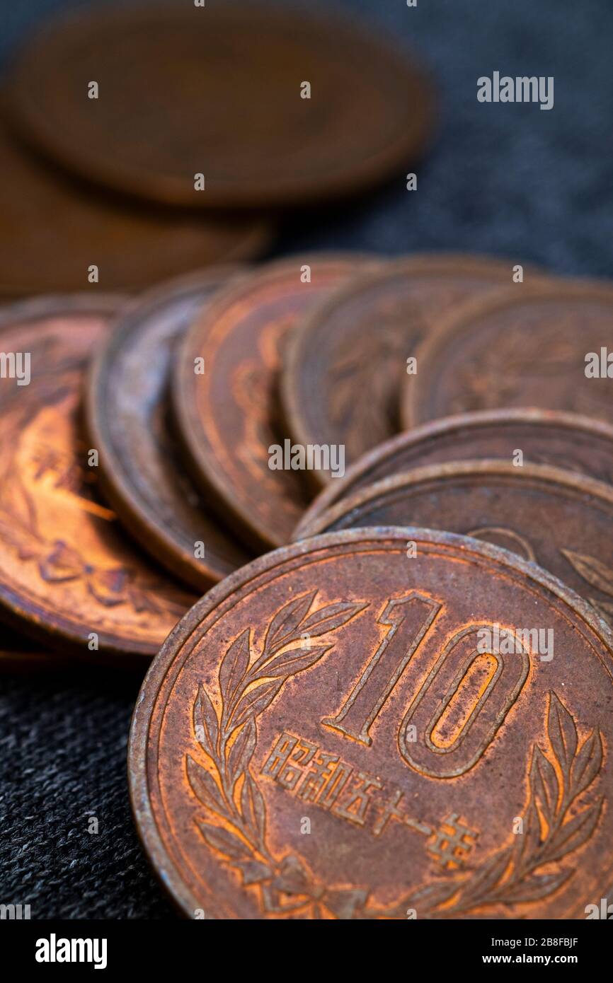 Japan money 500 yen coin hi-res stock photography and images - Alamy