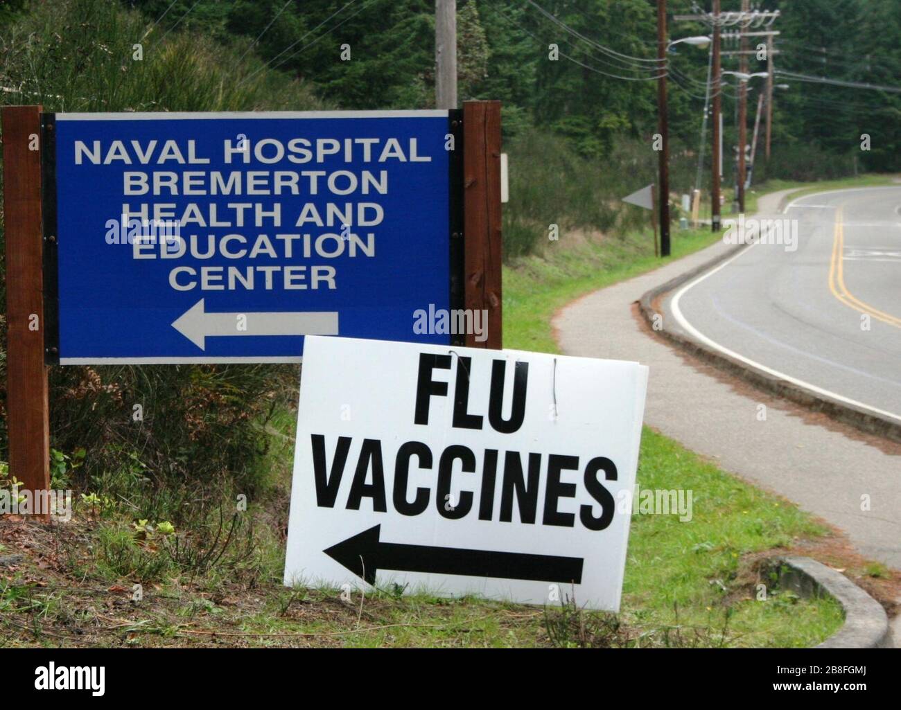 Giving it your best shot - Naval Hospital Bremerton offers Flu Vaccination Clinic 151028 Stock Photo