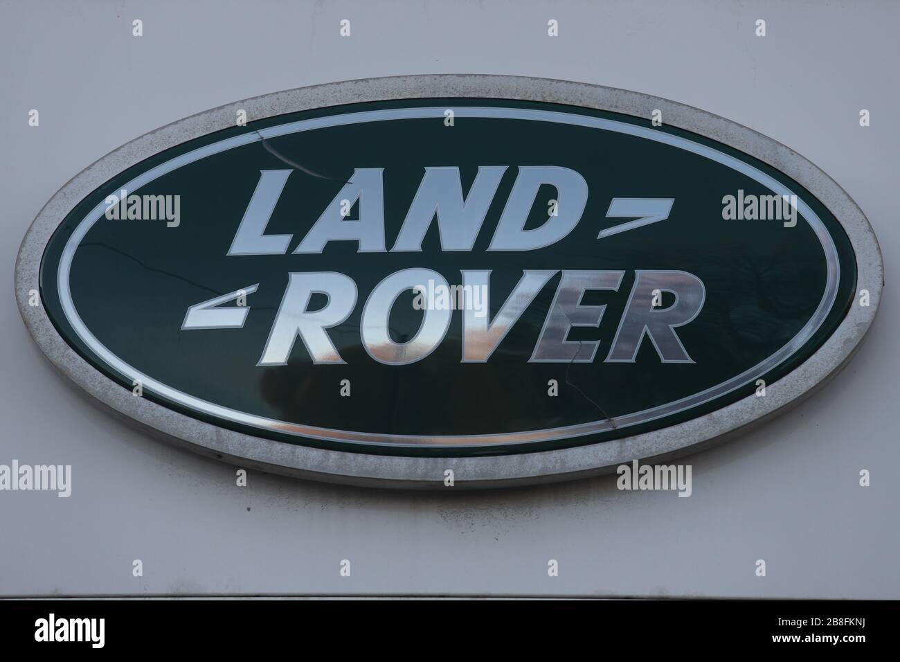 Land rover logo hi-res stock photography and images - Alamy