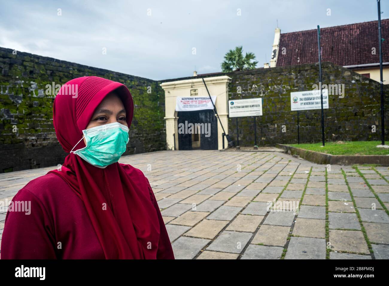 Woman wears mouth mask hi-res stock photography and images - Alamy