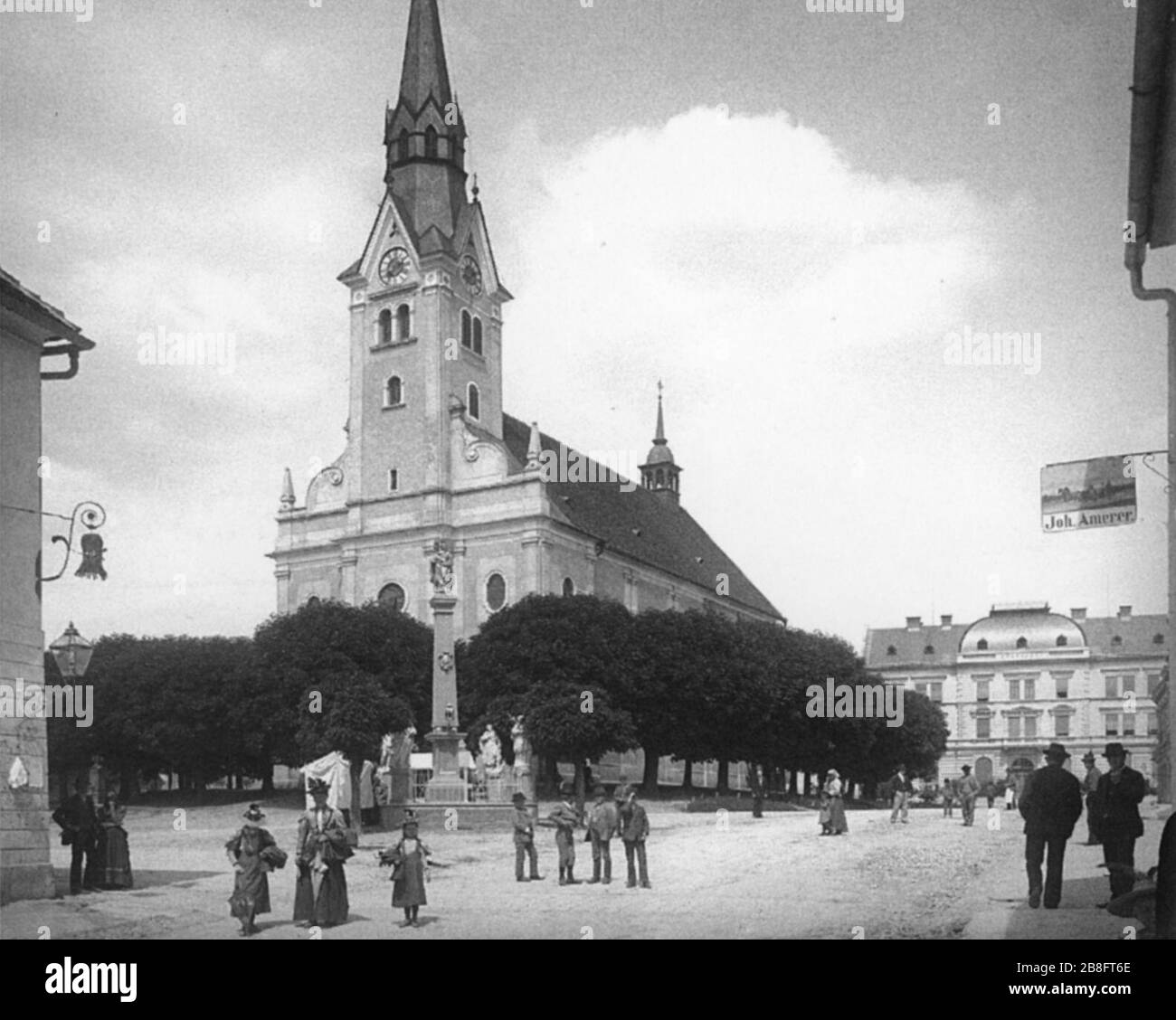 Gleisdorf - Platz vor der Stadtpfarrkirche mit Mariensäule Obj. ID 56643 - 1898. Stock Photo