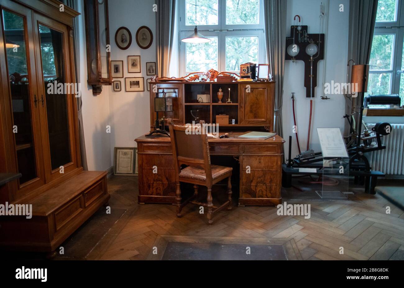 05 March 2020, Bavaria, Würzburg: The Röntgen Memorial displays the desk of the physicist Wilhelm Conrad Röntgen (1845-1923). What the physicist discovered 125 years ago revolutionized modern medicine. Today, this effect extends into space. (to dpa 'A chance primeval moment in medicine - 125 years of X-rays') Photo: Daniel Karmann/dpa Stock Photo