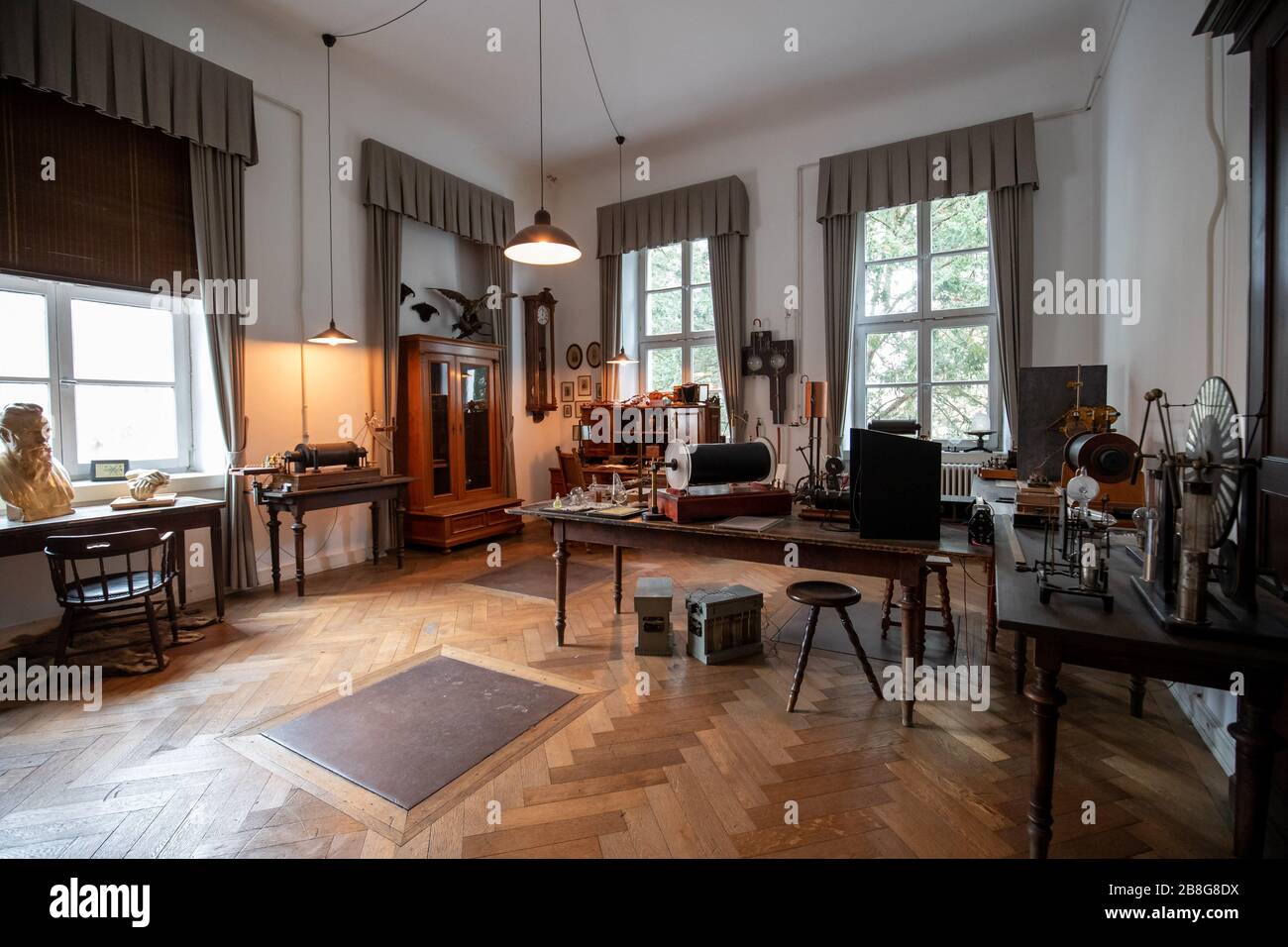 05 March 2020, Bavaria, Würzburg: The discovery laboratory with the desk of the physicist Wilhelm Conrad Röntgen (1845-1923) in the in the Röntgen Memorial. What the physicist discovered 125 years ago revolutionized modern medicine. Today, this effect extends into space. (to dpa 'A chance primeval moment in medicine - 125 years of X-rays') Photo: Daniel Karmann/dpa Stock Photo