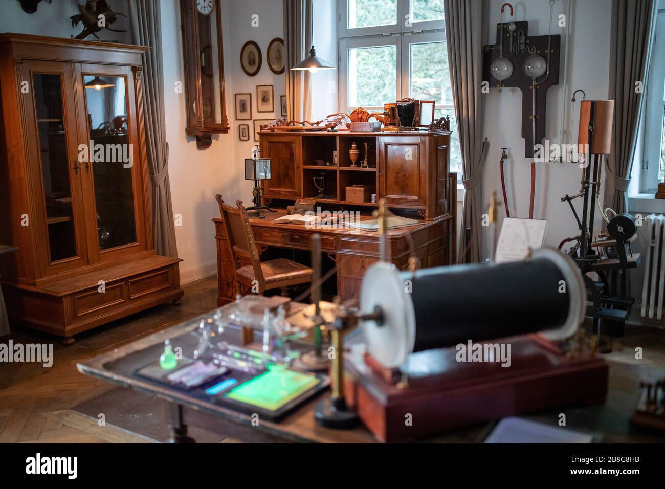 05 March 2020, Bavaria, Würzburg: The discovery laboratory with the desk of the physicist Wilhelm Conrad Röntgen (1845-1923) in the in the Röntgen Memorial. What the physicist discovered 125 years ago revolutionized modern medicine. Today, this effect extends into space. (to dpa 'A chance primeval moment in medicine - 125 years of X-rays') Photo: Daniel Karmann/dpa Stock Photo