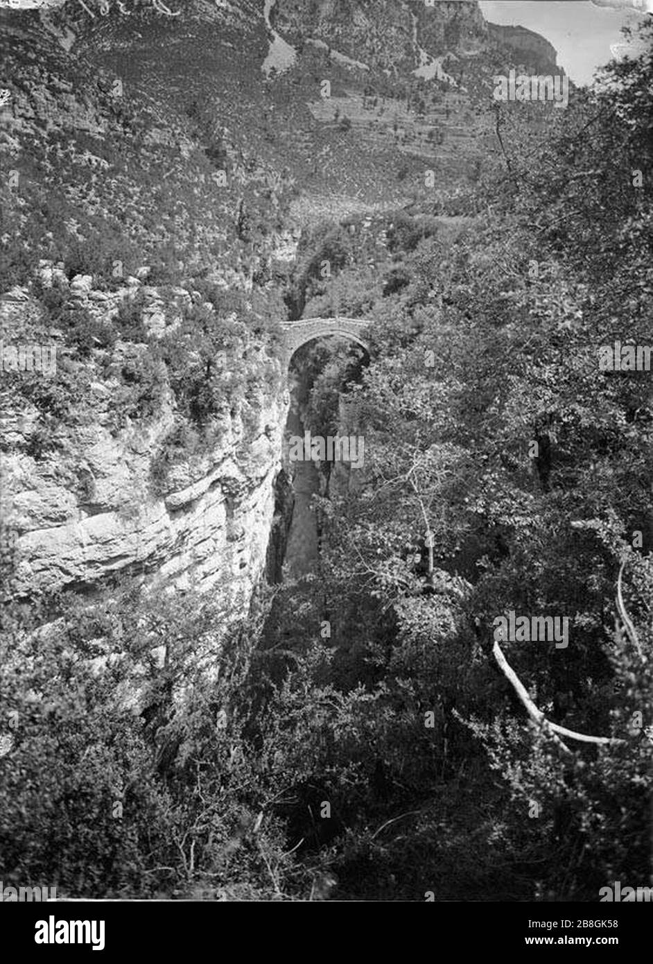 Gorja i pont de San Urbez amb el riu Bellós al fons i vegetació al voltant. Stock Photo