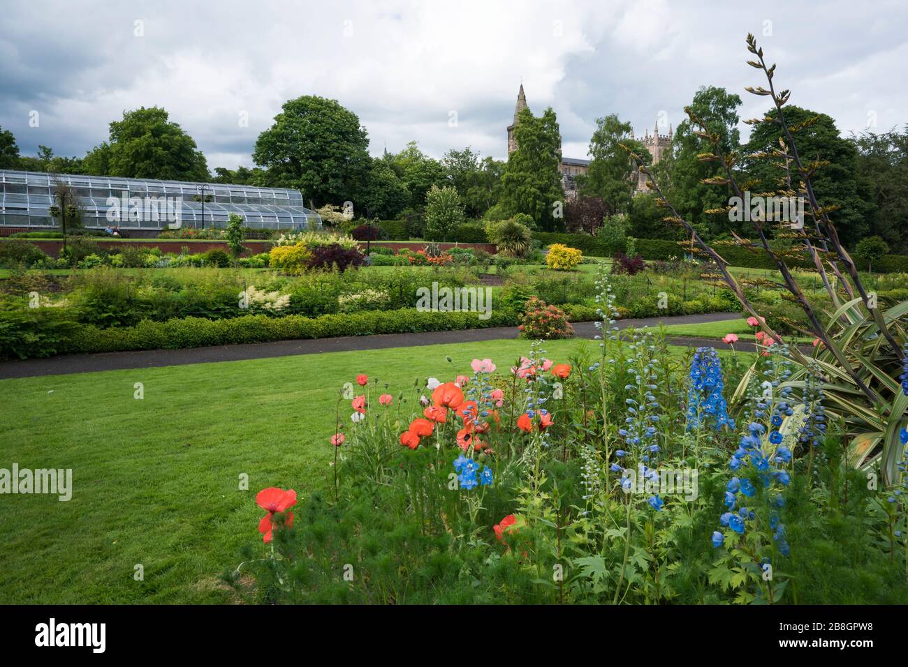pittencrieff-park-gardens-outside-the-ancient-abbey-royal-palace