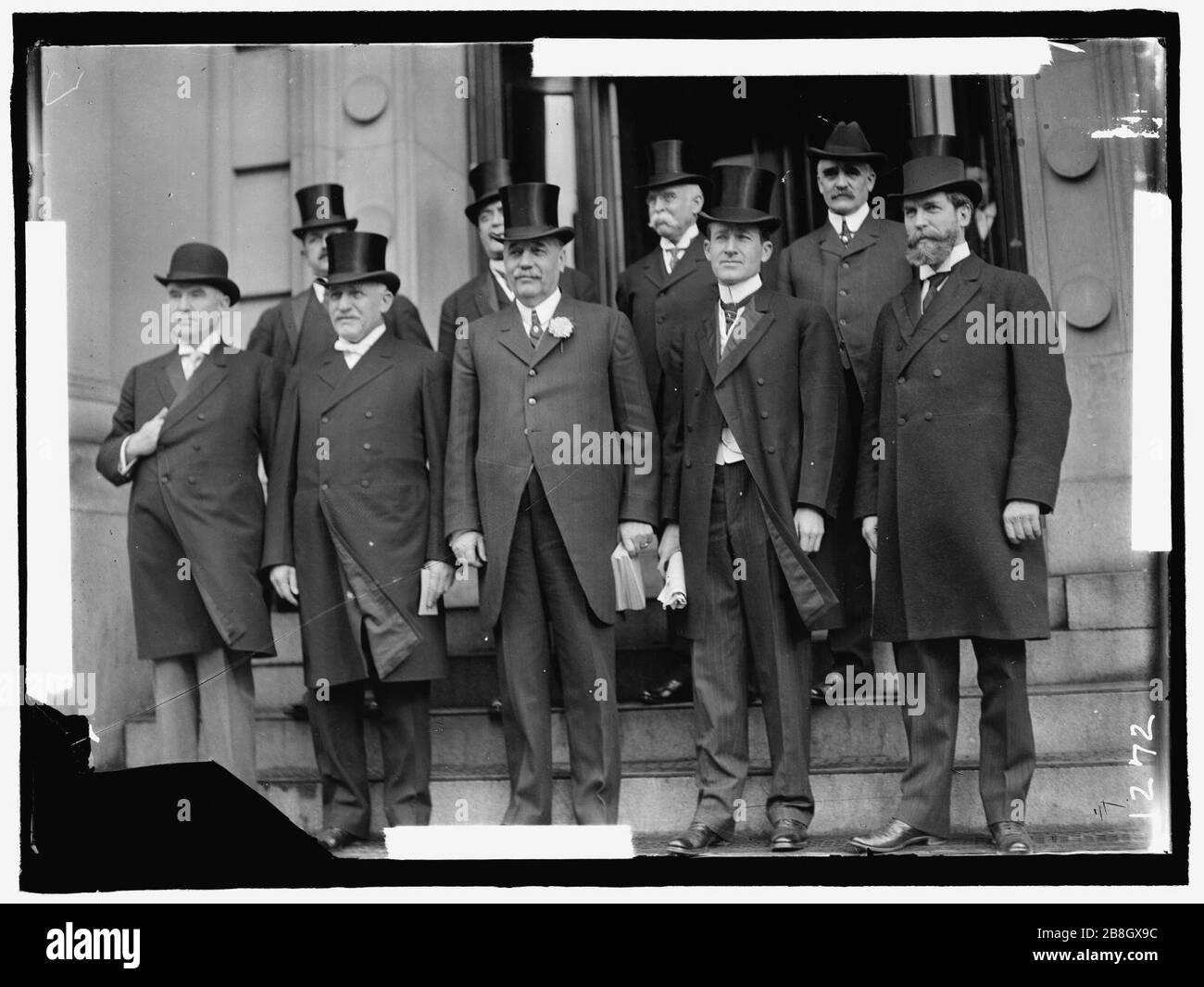 GOVERNORS OF STATES. FRONT, GOVERNOR EUGENE NOBLE FOSS OF MASSACHUSETTS; JUDSON HARMON OF OHIO; TWO UNIDENTIFIED; CHARLES EVANS HUGHES. REAR; UNIDENTIFIED; GOVERNOR JAMES H. HAWLEY OF IDAHO; Stock Photo