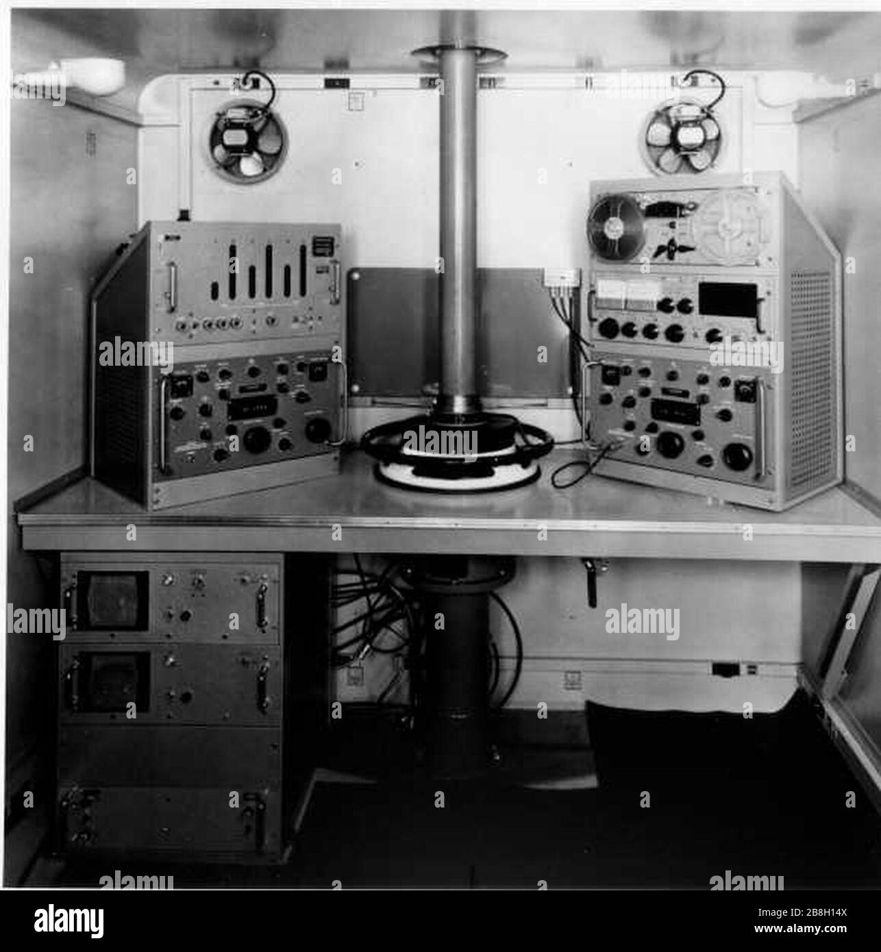 Application of visual-measuring control. Авиадиспетчер башня. Inside control. Рабочее место авиадиспетчера. Aircraft carrier inside.