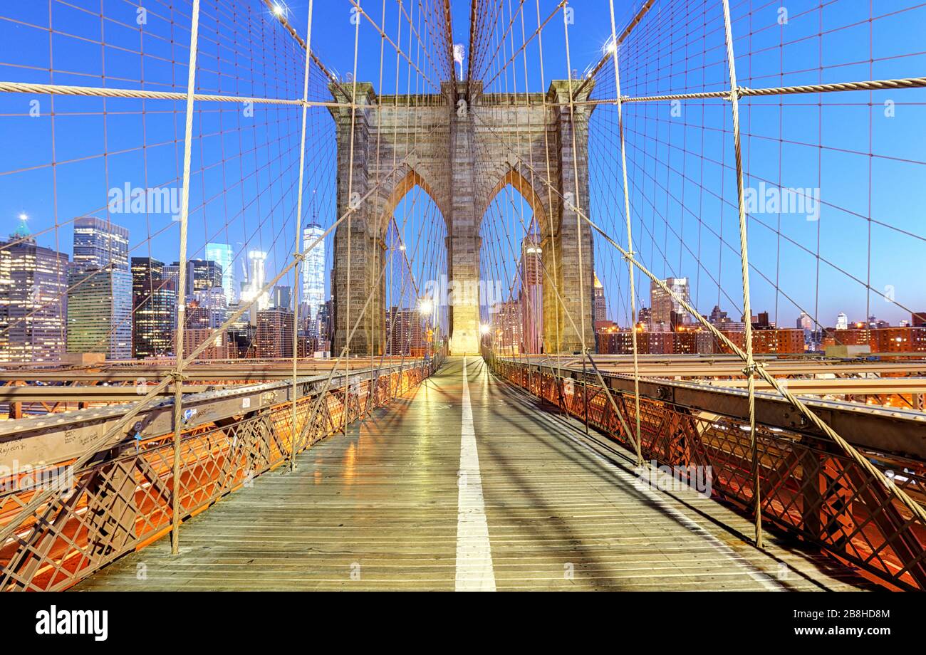 Brooklyn bridge and manhattan skyline at night new york city hi-res ...