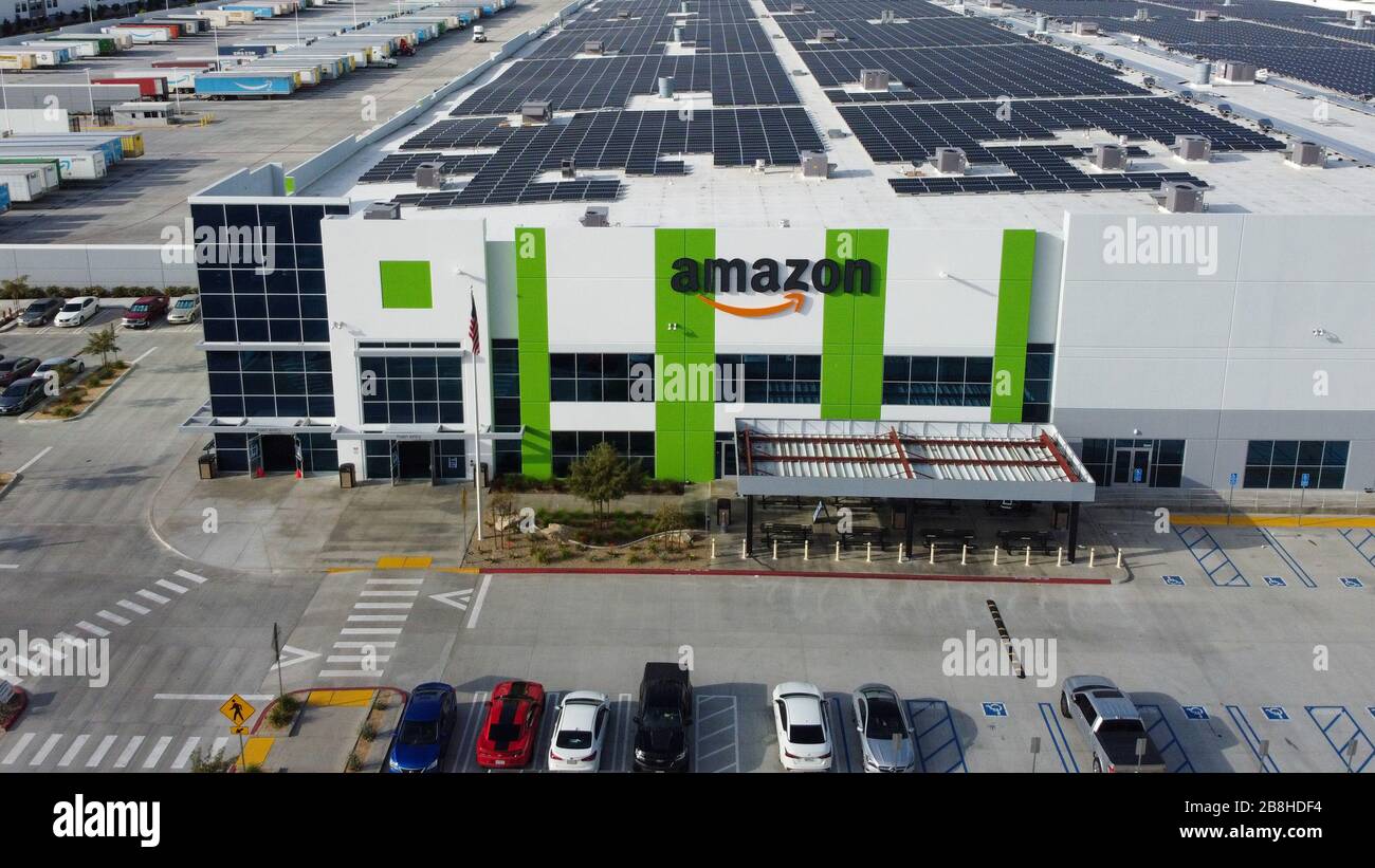 General overall aerial view of an Amazon LAX9 warehouse, Friday, Mar 20,  2020, in Fontana. (Dylan Stewart/Image of Sport) Photo via Credit:  Newscom/Alamy Live News Stock Photo - Alamy