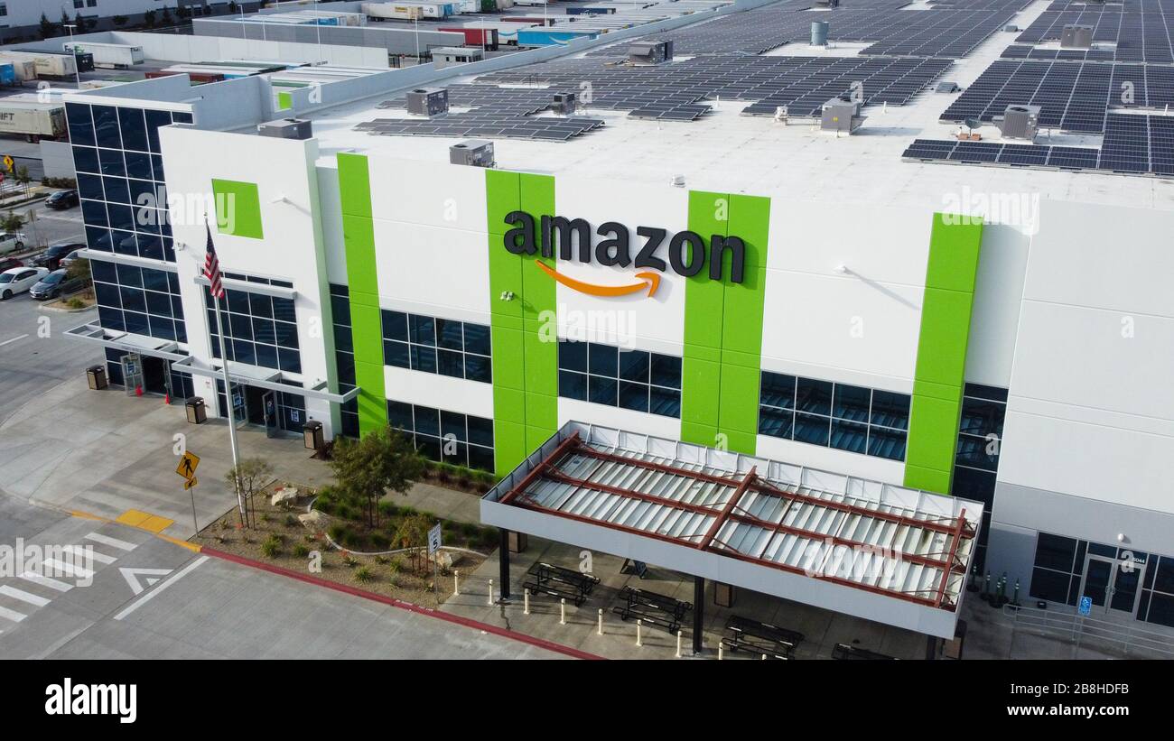 General overall aerial view of an Amazon LAX9 warehouse, Friday, Mar 20,  2020, in Fontana. (Photo by IOS/Espa-Images Stock Photo - Alamy