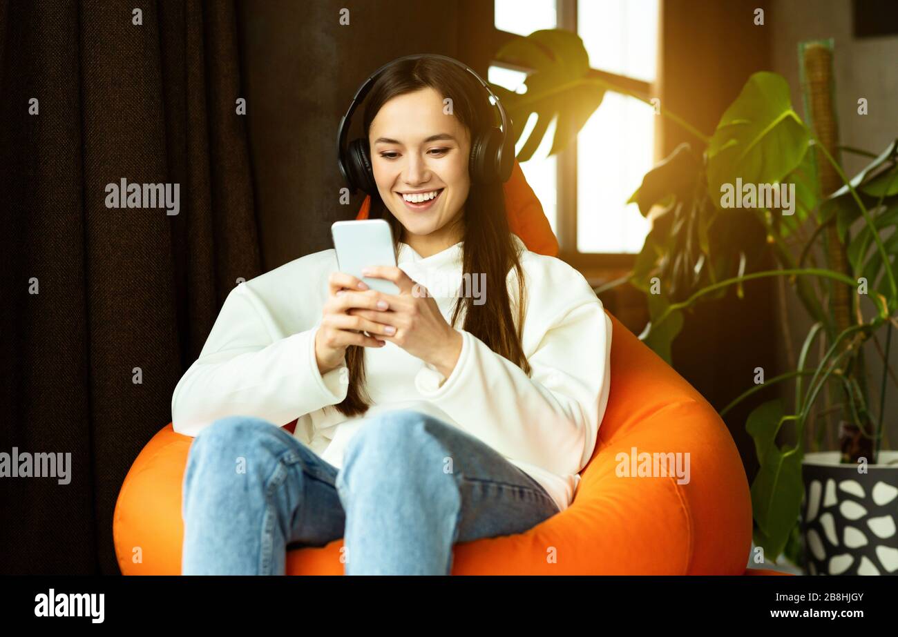 Blogger typing on smartphone and listens to music Stock Photo - Alamy