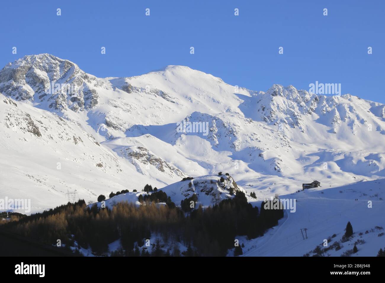 Bivio, idyllisches Bergdorf am Julierpass, Blick auf Piz Grevasalvas. Stock Photo