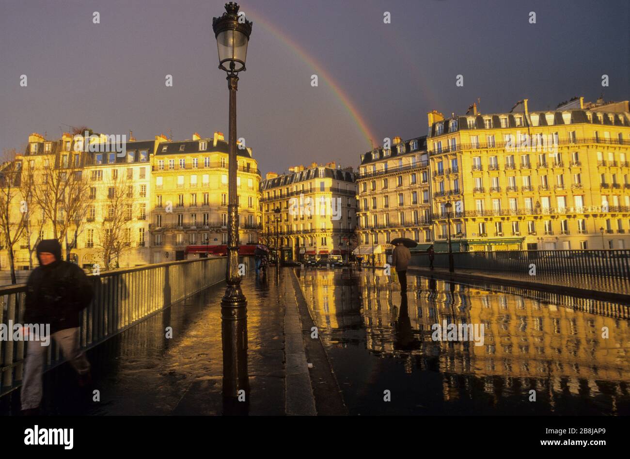 Paris Pont Sur L Ile De La Cite Apres Un Orage Avec Une Lumiere Du Soleil Jaune The Ile De La Cite After A Thunderstorm With Yellow Sunlight Stock Photo Alamy