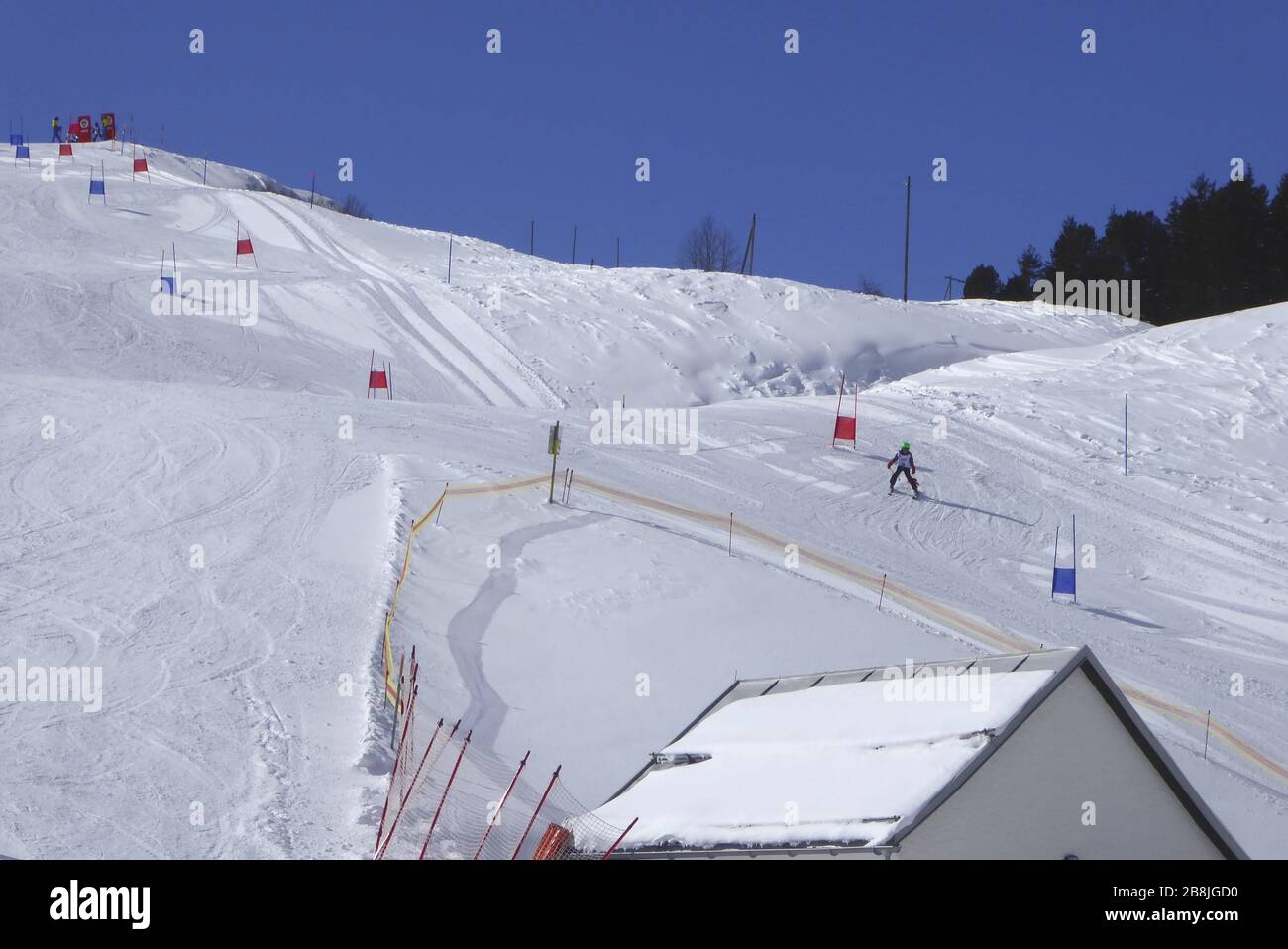 Bivio, idyllisches Bergdorf am Julierpass, Kinderskirennen der Skischule. Stock Photo