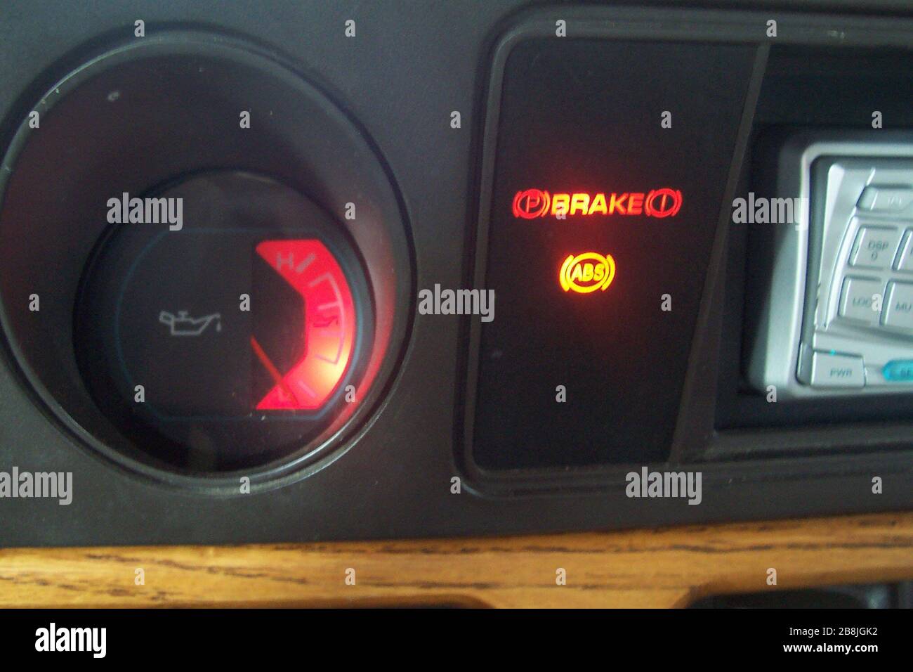 English: Idiot lights in a '96 Dodge Ram Van. Example of the graphical  idiot lights, as well as a gauge warning. Left side is the oil pressure  gauge; when the pressure is