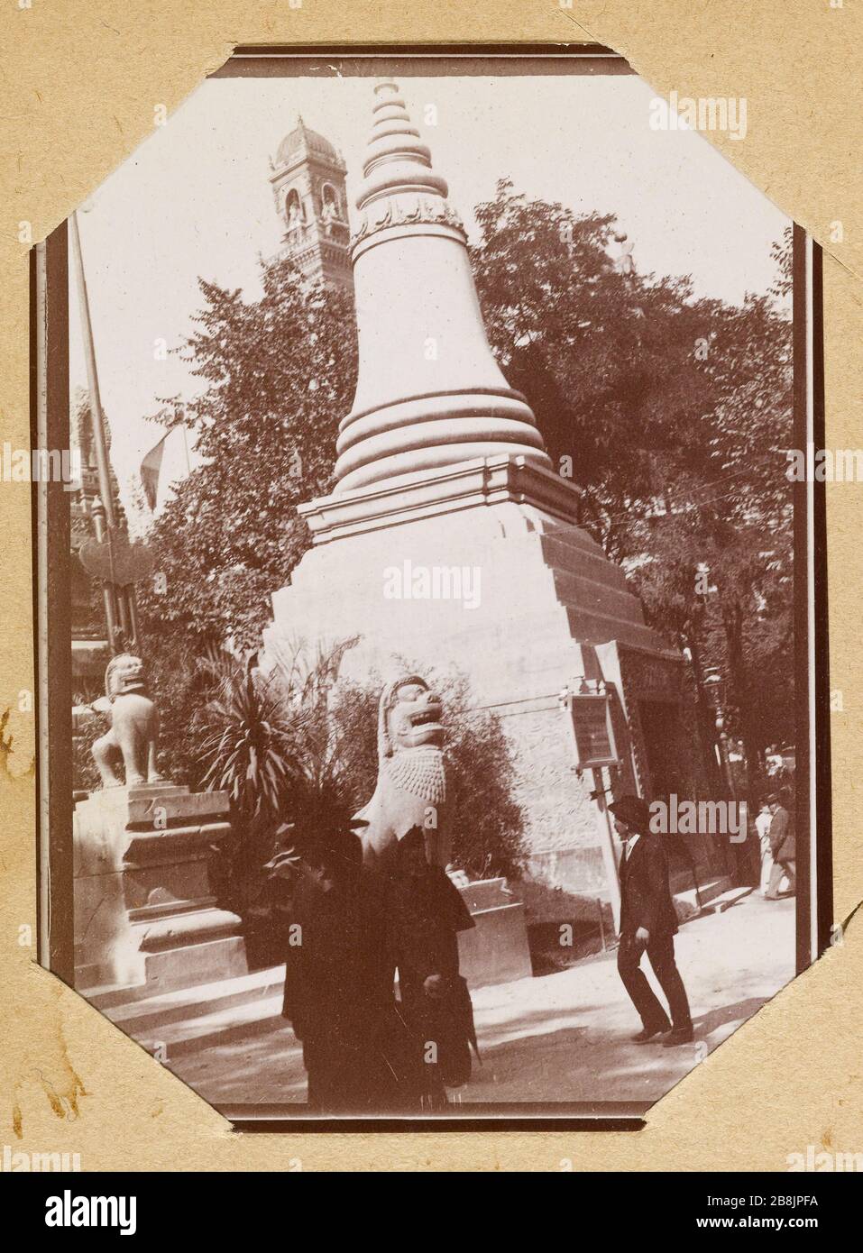 Album of the 1900 World exhibition Pnom - Cambodia Anonyme. Album de l'exposition universelle de 1900. Le Pnom - Cambodge. 1900. Musée des Beaux-Arts de la Ville de Paris, Petit Palais. Stock Photo