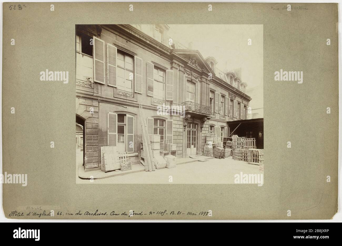 Hotel Anglade, 66, rue des Archives - Back Court - May 1897. Hotel Anglade - floor courtyard, 66 rue des Archives, Paris 3rd district. May 1897. Le Marais. Hôtel d'Anglade, cour du fond, 66 rue des Archives, Paris (IIIème arr.). Photographie de Pierre Emonts (1831-1912). Papier albuminé. Mai 1897. Paris, musée Carnavalet. Stock Photo