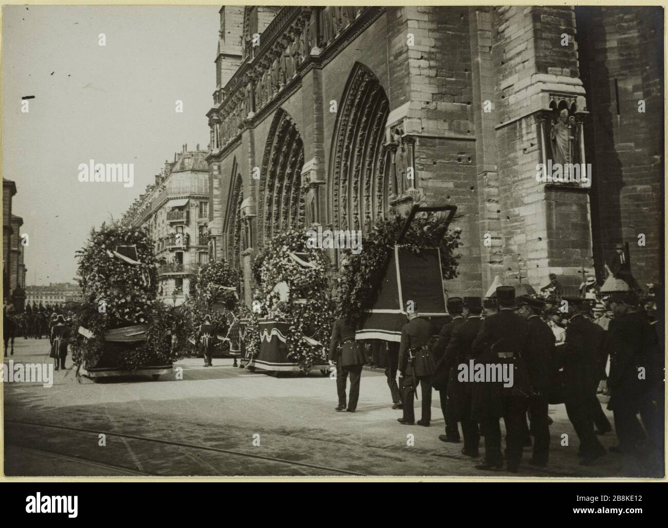 Funeral of G [ener] al Galliéni: crowns. Wreaths in front of the Notre Dame Cathedral in the state funeral of General Joseph Gallieni, 4th district, Paris, 1 June 1916 Anonyme. Funérailles du Général Galliéni : les couronnes. Couronnes mortuaires devant la cathédrale Notre-Dame lors des funérailles nationales du Général Joseph Galliéni, 4ème arrondissement, Paris, le 1er juin 1916. Tirage au gélatino-bromure d'argent. 01 juin 1916-01 juin 1916. Paris, musée Carnavalet. Stock Photo