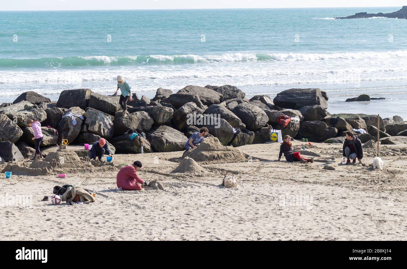 Families at a beach hi-res stock photography and images - Alamy