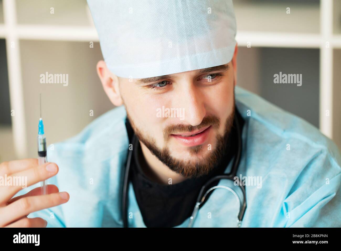 Doctor comes into solution for injection in syringe Stock Photo Alamy