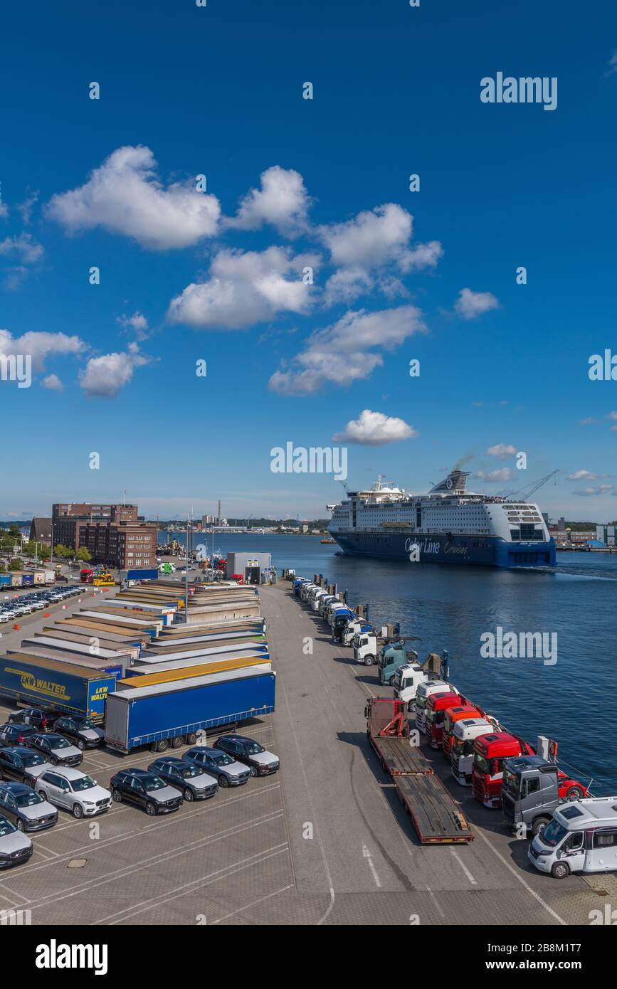 Cars sea port parking hi-res stock photography and images - Alamy