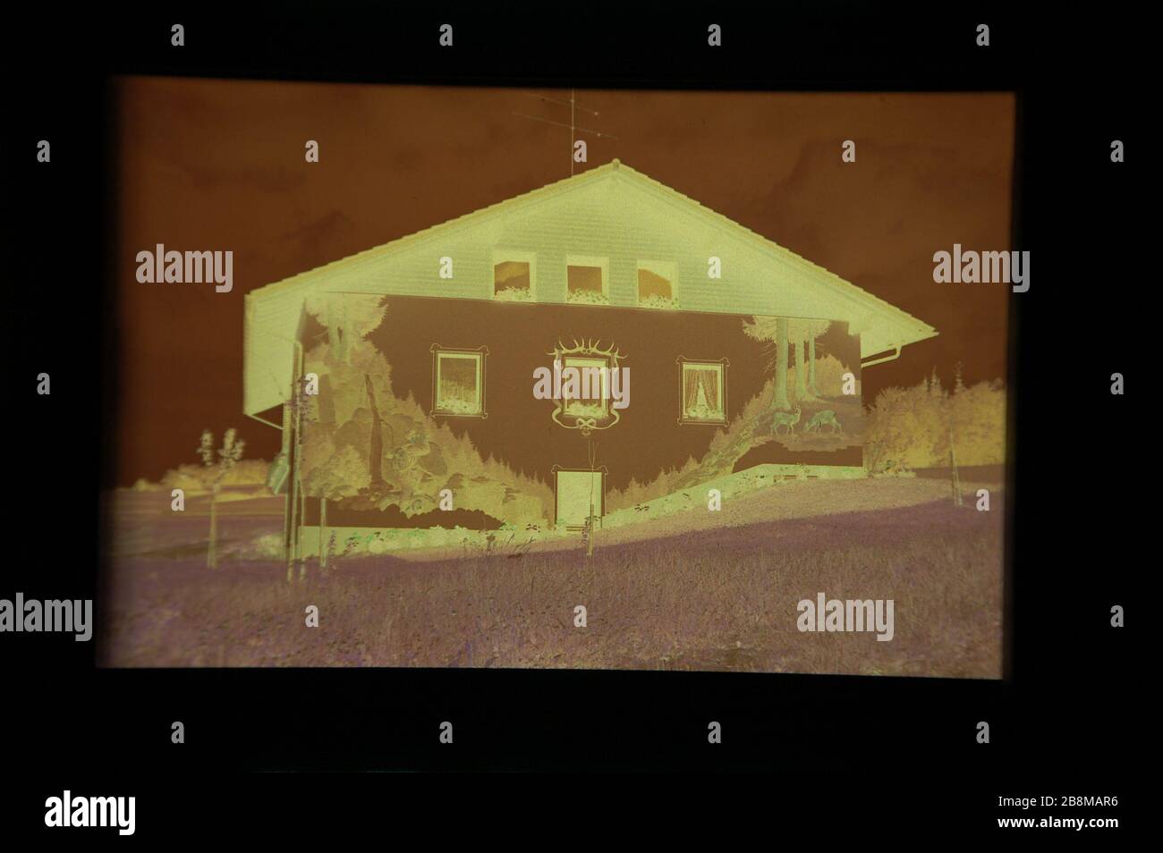 Deutsch: Haus auf einem Kleinbildnegativ, mit einer Digitalkamera  abfotografiert (Automatik mit Rauchunterdrückung und ISO 200); 17 October  2009; Self-photographed; Huhu Stock Photo - Alamy