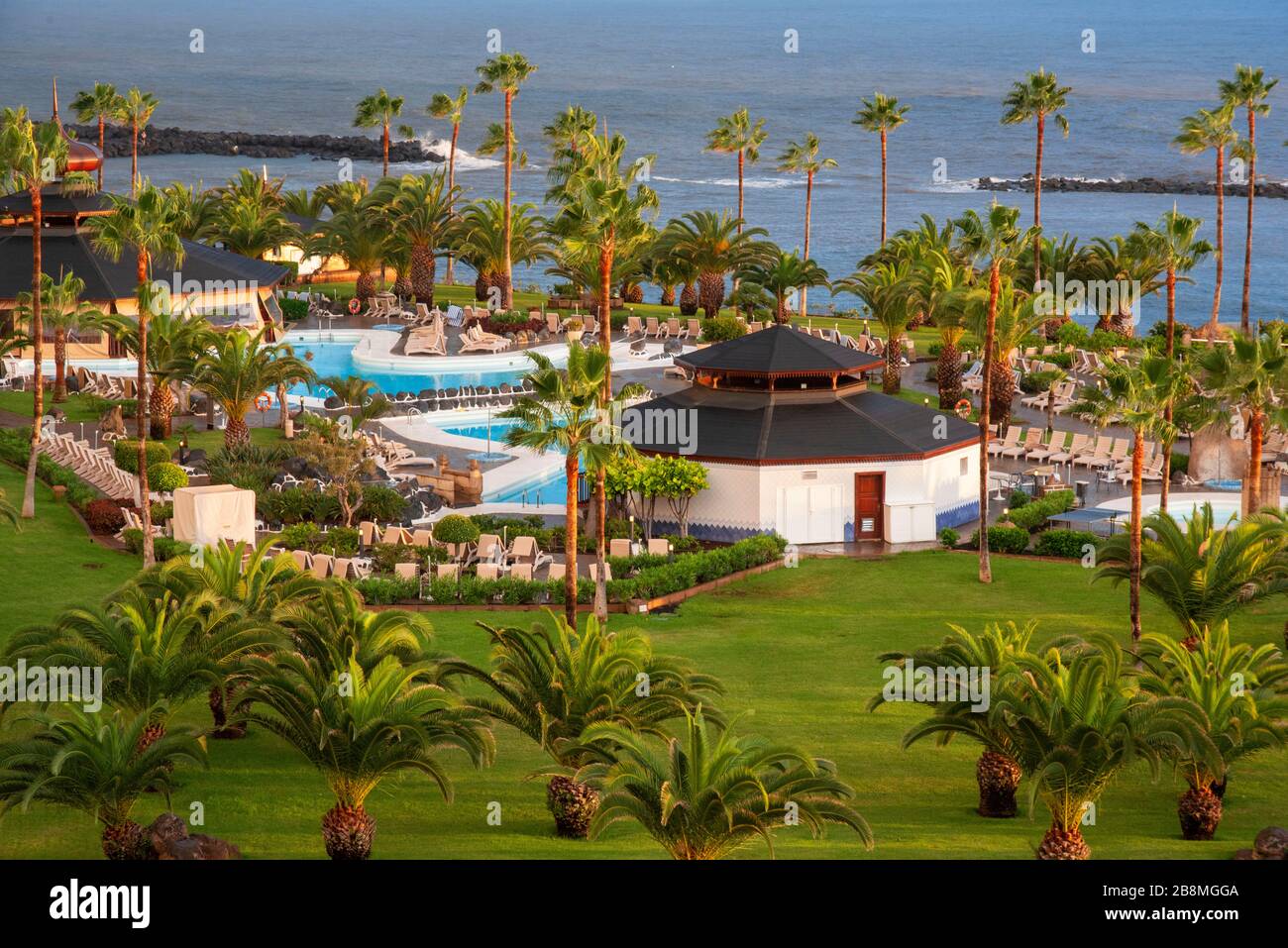 pool-of-hotel-riu-palace-tenerife-la-caleta-resort-spa-costa-adeje