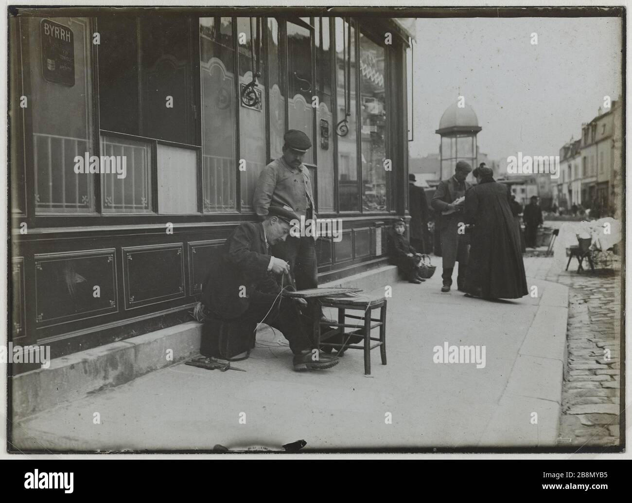 Series 'Small business', the chair mender, Paris. Série 'Petits métiers', le rempailleur de chaise, Paris. Photographie de R. Schwartz. Tirage au gélatino-bromure d'argent, vers 1900. Paris, musée Carnavalet. Stock Photo