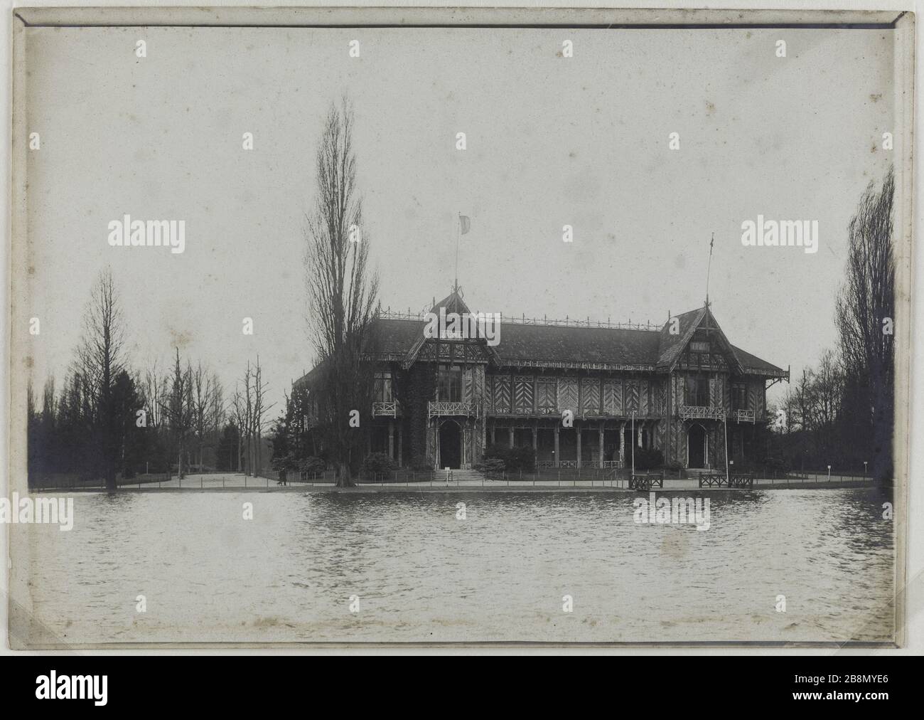 Series 'Bois de Vincennes' pavilion waters, 12th arrondissement, Paris. Série 'Bois de Vincennes', pavillon des eaux, Paris (XIIème arr.). Photographie de R. Schwartz. Tirage au gélatino-bromure d'argent, vers 1900. Paris, musée Carnavalet. Stock Photo