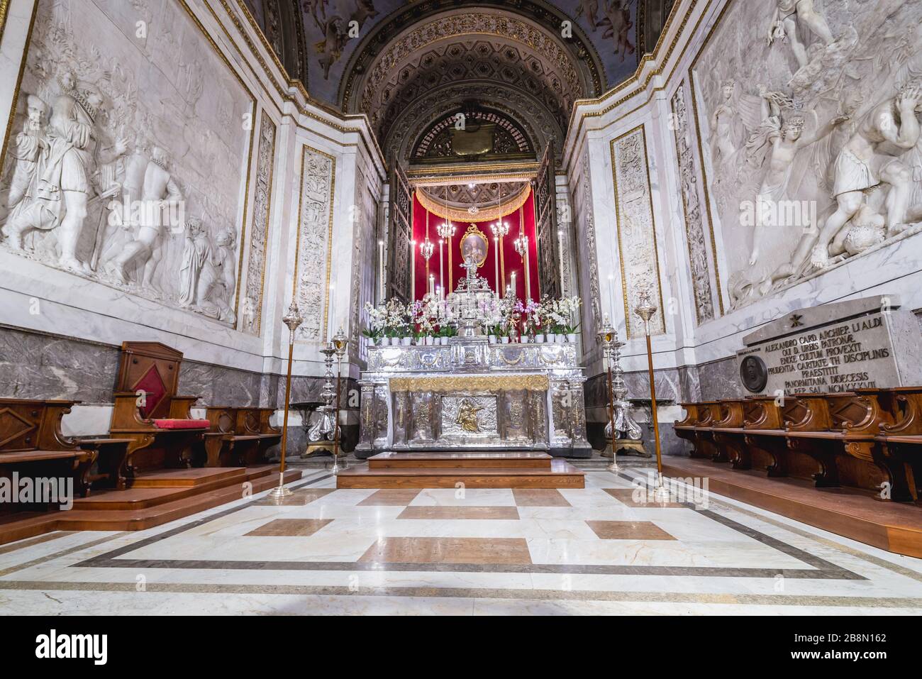 Nave altars hi-res stock photography and images - Alamy