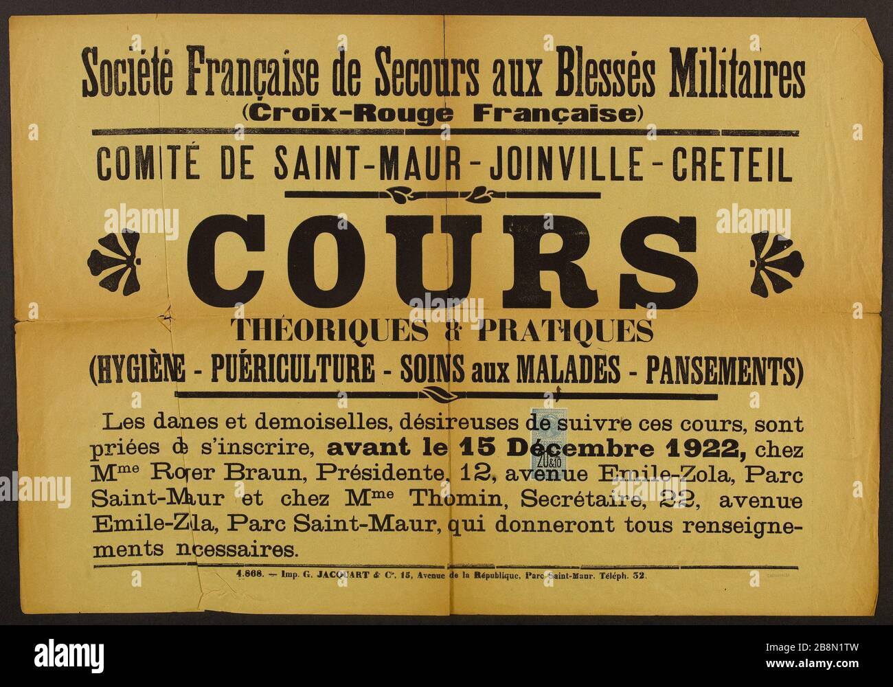 French Society of Military Casualties Relief (French Red Cross) COMMITTEE OF SAINT-MAUR - JOINVILLE - CRETEIL, CURRENT THEORY & PRACTICE (HYGIENE - CHILDCARE - to CARE PATIENTS - DRESSING) Affiche de propagande. 'Société Française de Secours aux blessés militaires (Croix-Rouge Française), comité de Saint-Maur, Joinville, Créteil, cours théoriques & pratiques (hygiène, puériculture, soins aux malades, pansements)'. Typographie sur papier jaune. 1922. Imprimerie G. Jacquart & Cie. Paris, musée Carnavalet . Stock Photo