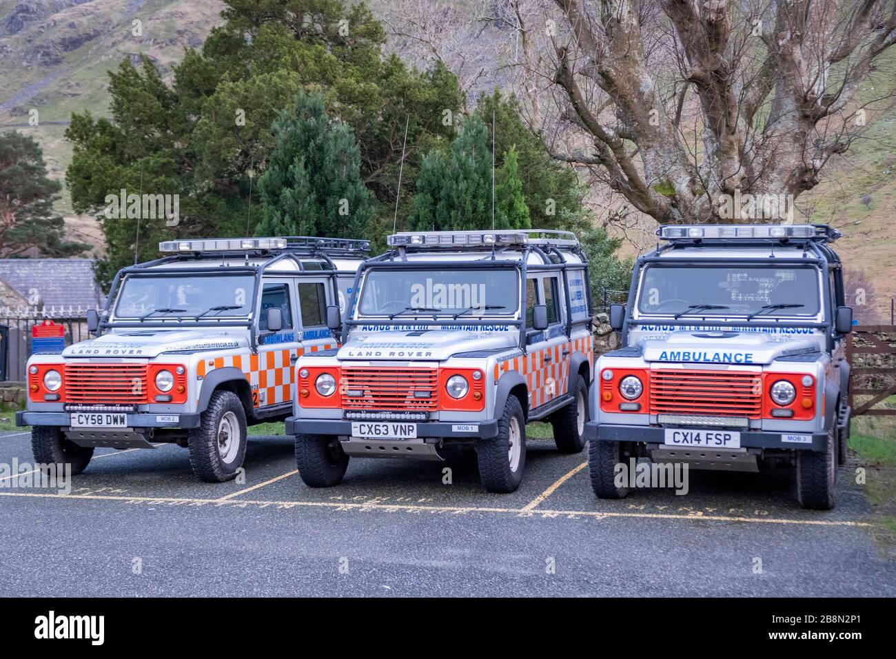 Mountain land rover rescue vehicle hi-res stock photography and images ...