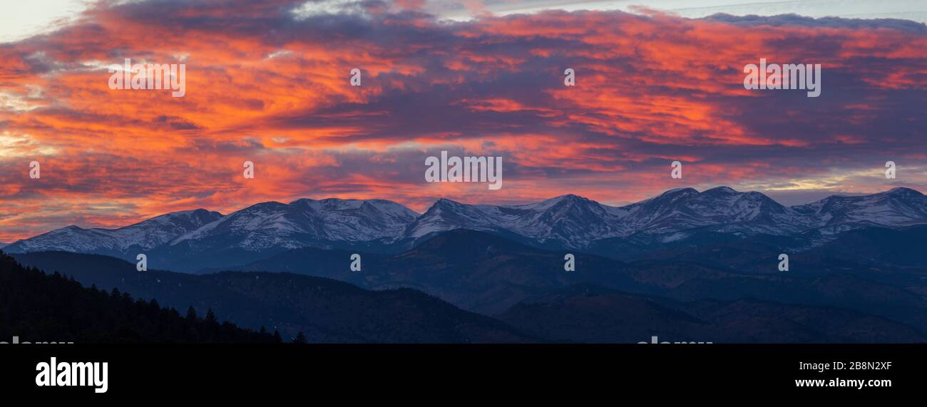Brilliant and colorful sunset over the mountains of the Colorado's Front Range Stock Photo