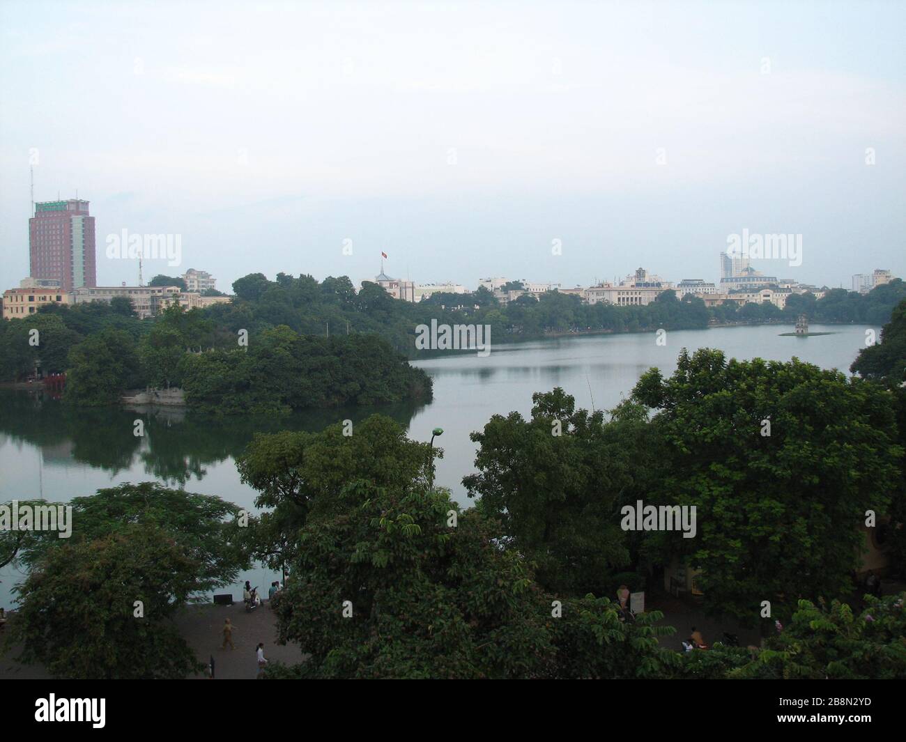Tiếng Việt: Toàn cảnh Hồ Hoàn Kiếm nhìn từ Quảng trường Đông Kinh ...