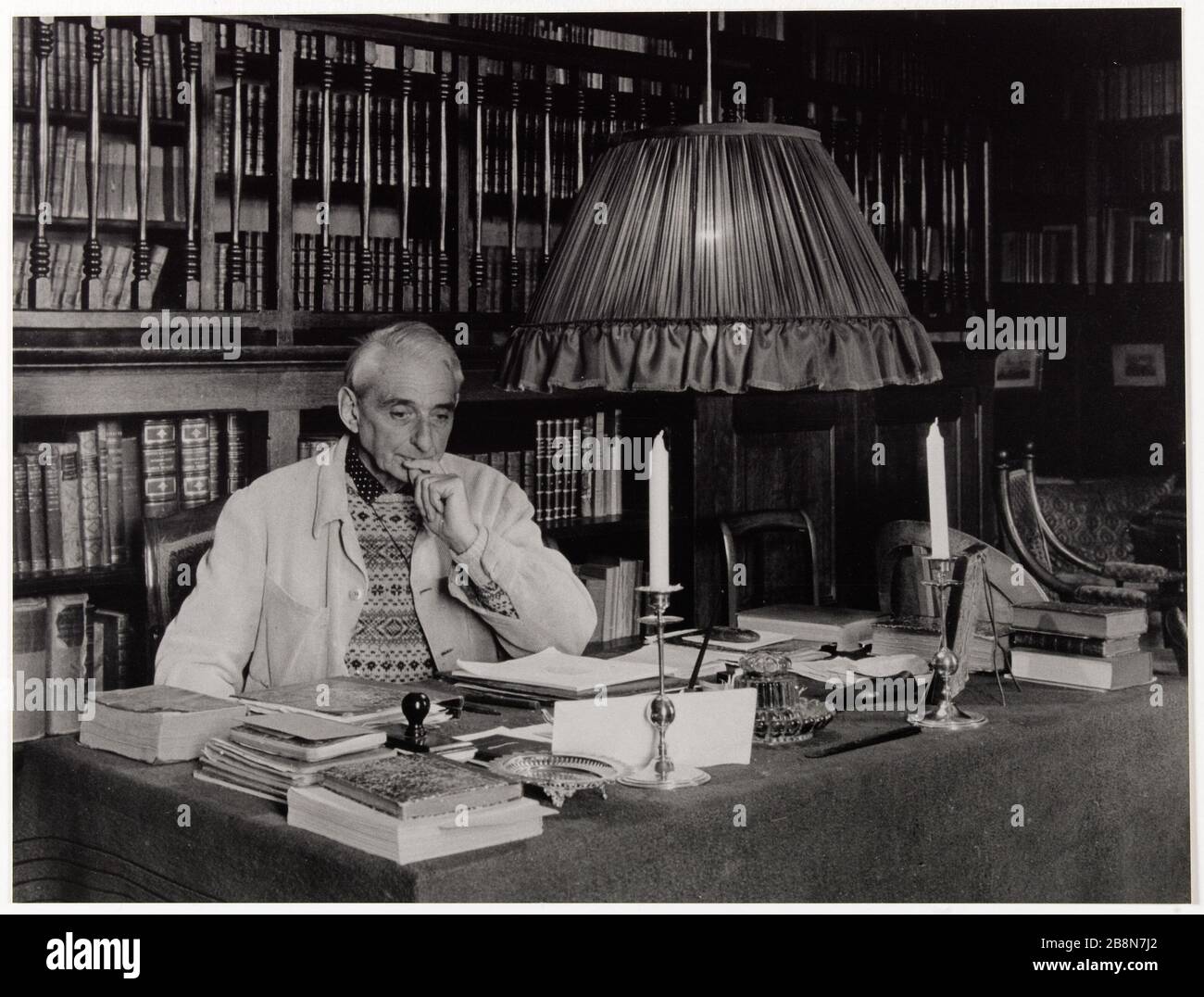 Jean Hugo in his office in Fourques "Jean Hugo dans son bureau à Fourques".  Photographie anonyme. Tirage noir et blanc argentique. 1980. Paris, Maison  de Victor Hugo Stock Photo - Alamy